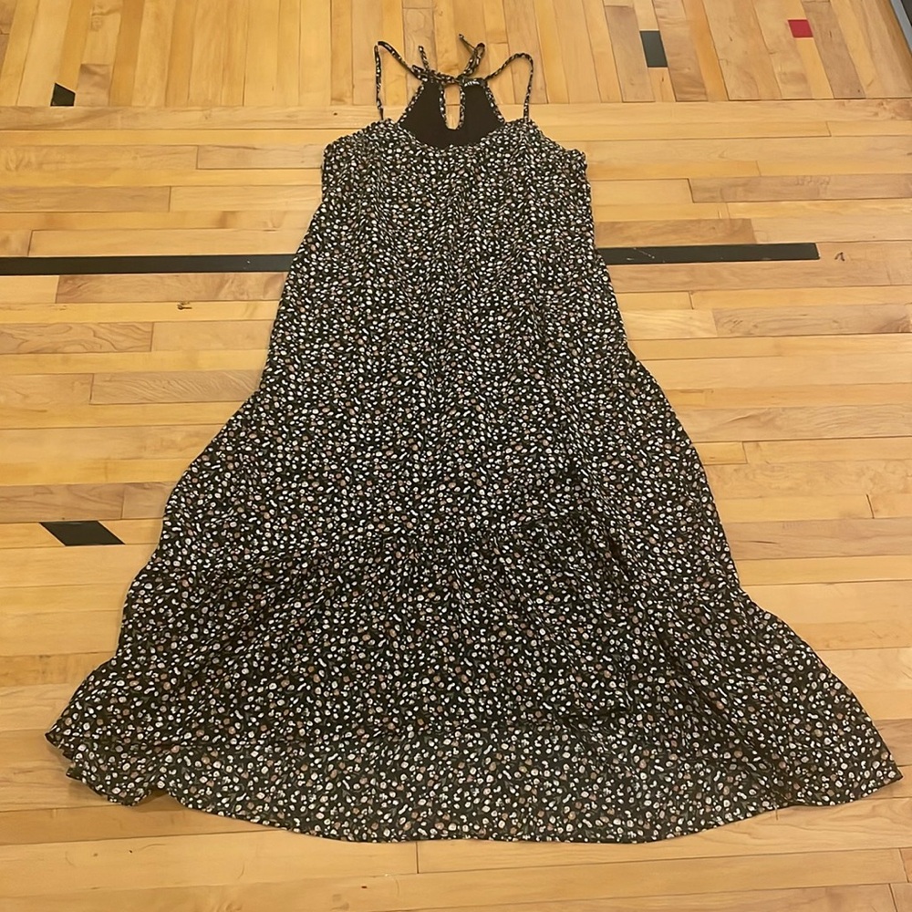 Floral maxi dress. Spaghetti strap sleeves.
